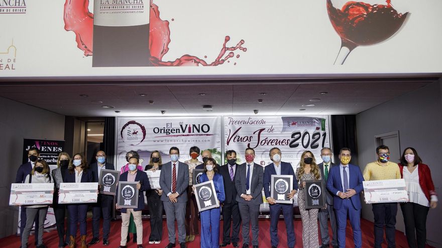 Foto de familia de los Premios Jóvenes Solidarios 2021