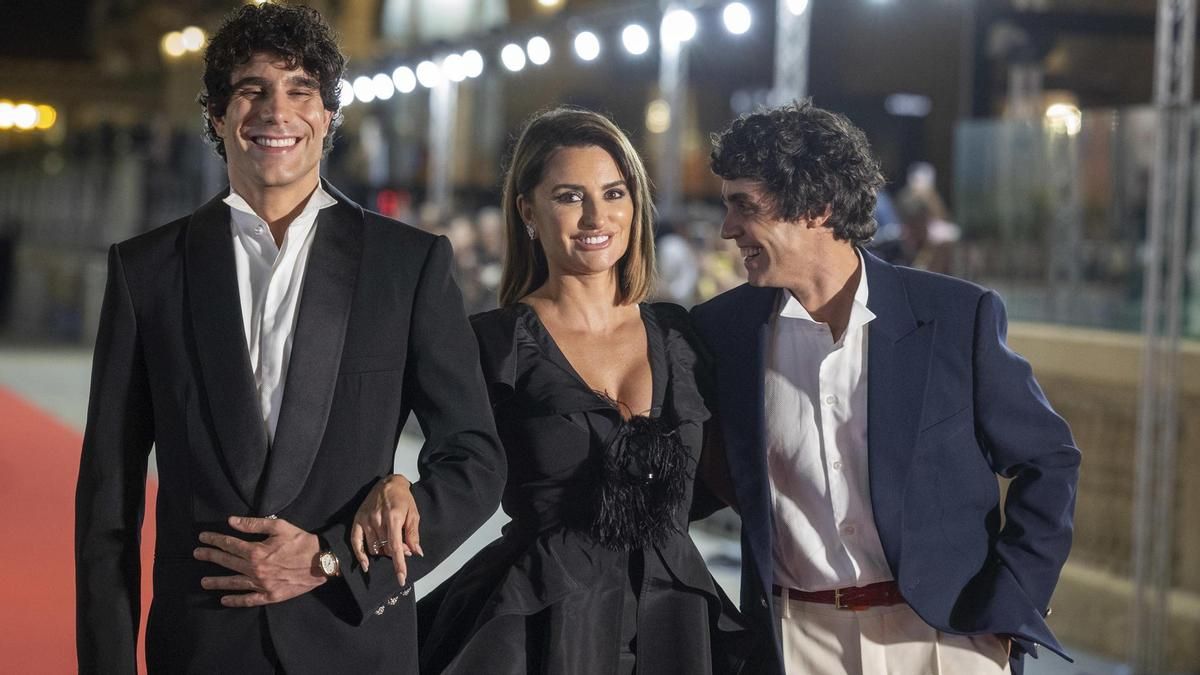 Los cineastas Javier Calvo (i) y Javier Ambrossi posan junto a la actriz Penélope Cruz este domingo en el Festival de Cine de San Sebastián, donde presentan su película 'La bola negra' en la sección Perlak de la 74 edición del certamen.