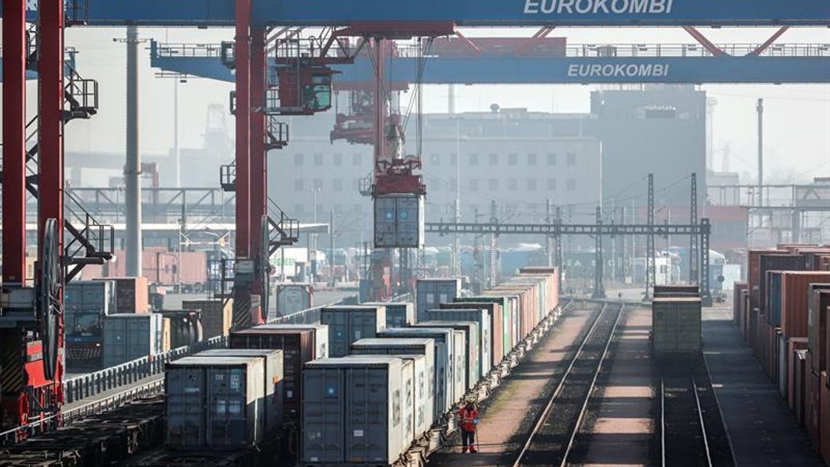 Una grúa transporta un contenedor en el puerto de Hamburgo, Alemania