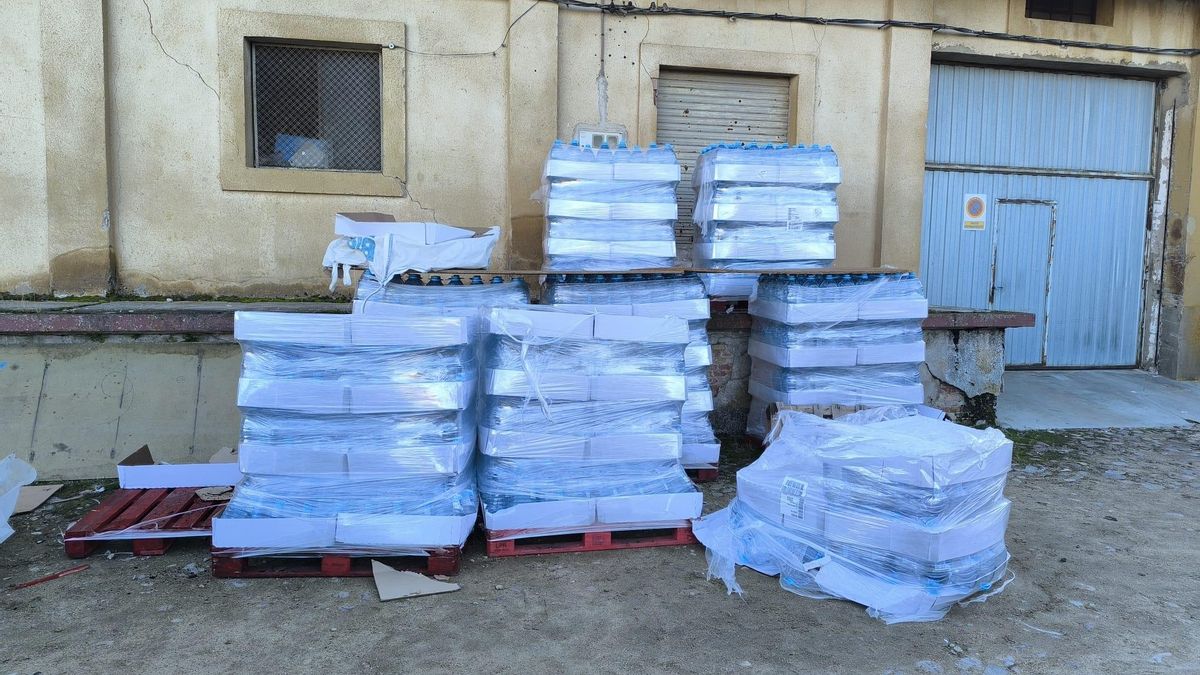 Garrafas de agua proporcionadas por la Diputación de Guadalajara para los vecinos de Atienza el pasado 31 de diciembre