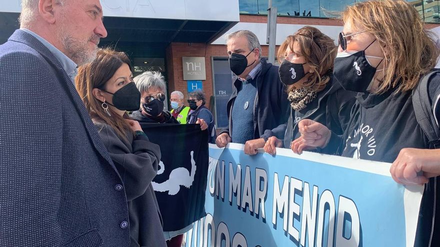 La delegación del Parlamento Europeo que investiga el estado del Mar Menor llega a la Región