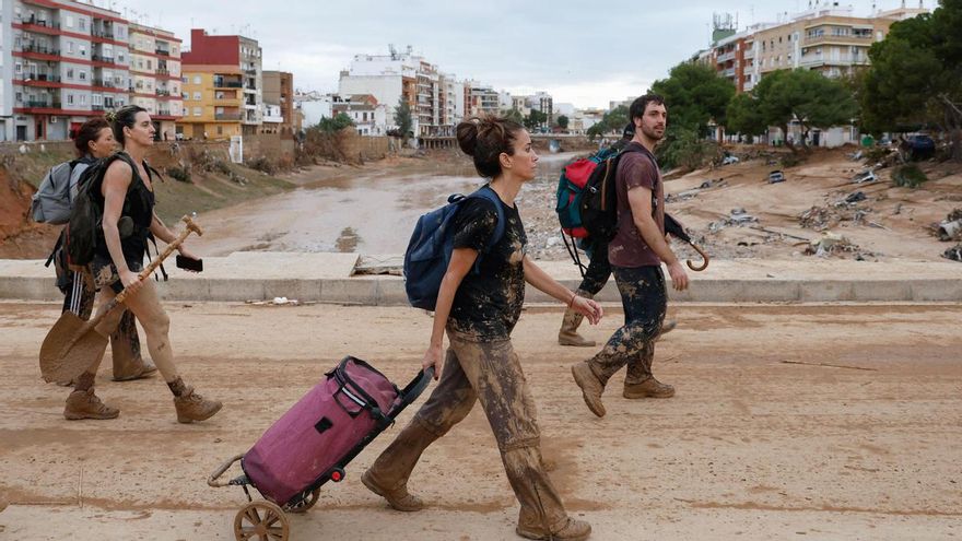 Varias personas ayudan a las labores de limpieza y rescate este jueves en Paiporta.