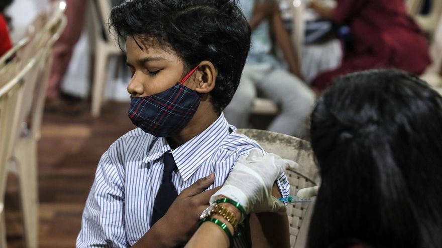 Un estudiante recibiendo la vacuna contra la COVID en Mumbai, India.