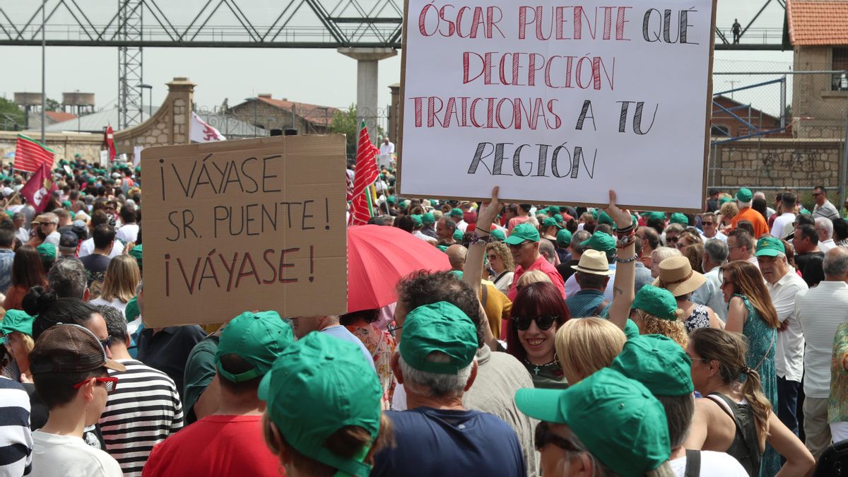 ZAMORA, 01/06/2025.- La Asociación de Usuarios AVE Zamora convoca una manifestación en la capital zamorana para protestar contra la supresión de tres paradas diarias del AVE en Otero de Sanabria (Zamora). EFE/Mariam A. Montesinos