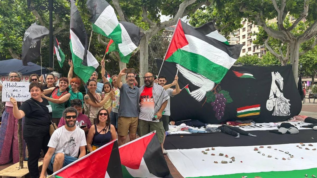 El activista Sergio Toribio junto a los miembros de la Acampada por Palestina en Logroño