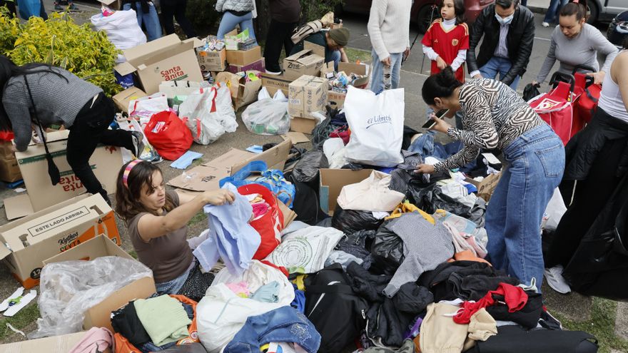 Voluntarios organizan donaciones para los damnificados por los dos terremotos de Venezuela, en un centro de acopio en Bogotá. EFE/ Carlos Ortega