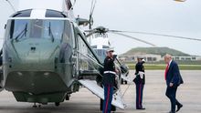 El presidente de EEUU, Donald Trump, sube al helicóptero presidencial en la base de Andrews.