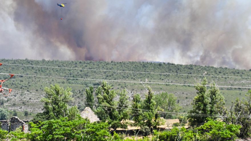 Una columna de humo se ve en la distancia, a 17 de julio de 2026, en La Mierla, Guadalajara, Castilla-La Mancha (España). La evolución del incendio declarado este jueves, 16 de julio, en la población guadalajareña de La Mierla ha provocado que el Gobierno
