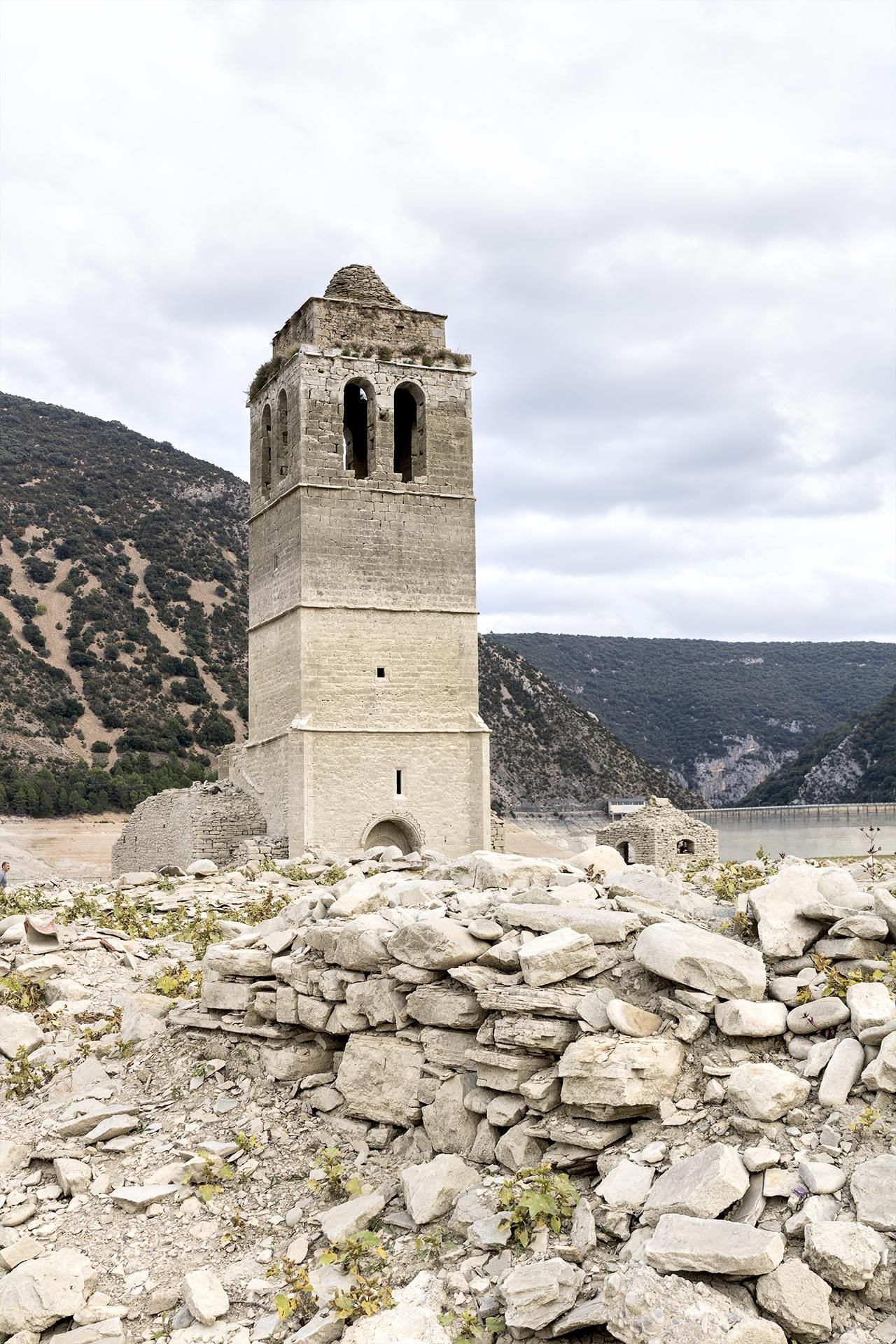 Torre de la Iglesia de Mediano cuando baja el nivel de agua