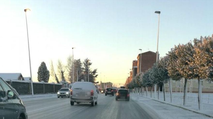 Hielo y nieve en la Avda. Doctor Fleming de León.