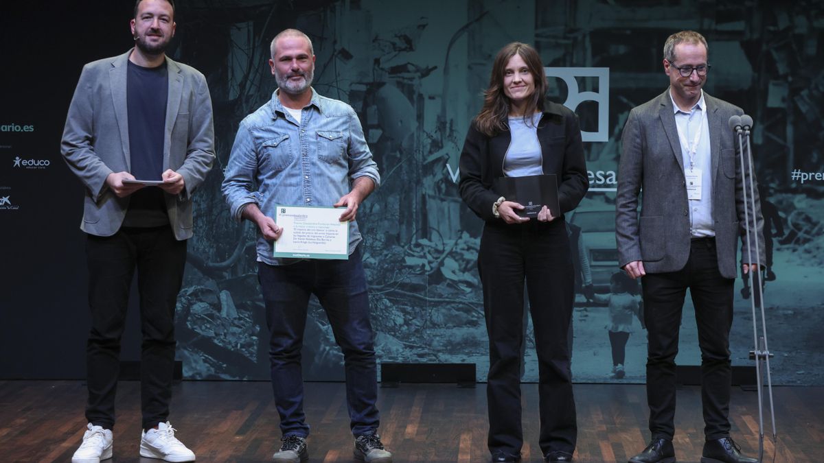 Xavier Aldekoa, corresponsal de La Vanguardia en África, y Laura Aragó, periodista de datos y cambio climático en La Vanguardia, recogen el premio a la mejor crónica o reportaje escrito