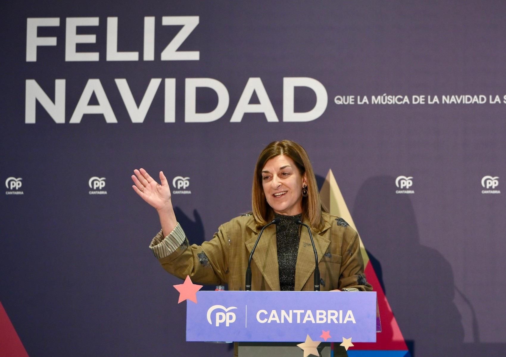 La presidenta del PP y de Cantabria, María José Sáenz de Buruaga, en la comida de Navidad del partido.