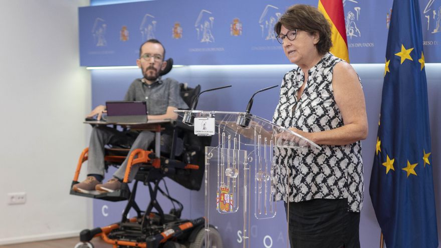 El portavoz de Unidas Podemos en el Congreso, Pablo Echenique, y la portavoz de Sanidad de Unidas Podemos en el Congreso, Rosa Medel, intervienen en una rueda de prensa en el Congreso de los Diputados, a 1 de julio de 2021, en Madrid (España). Durante su