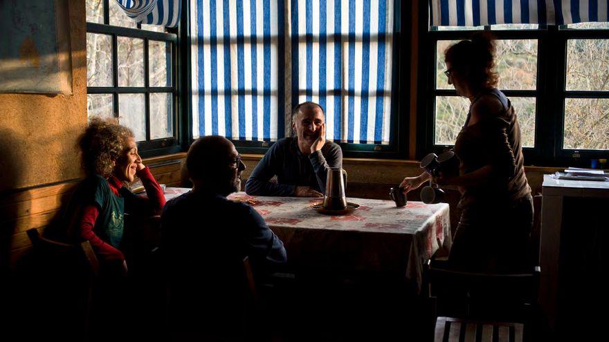 Para otras personas la vuelta al campo, a la naturaleza, ha sido una opción aún más radical. Hay quienes decidieron irse a recuperar aldeas que otros habían abandonado, y poner en marcha nuevas vidas, nuevas familias, nuevas fórmulas.