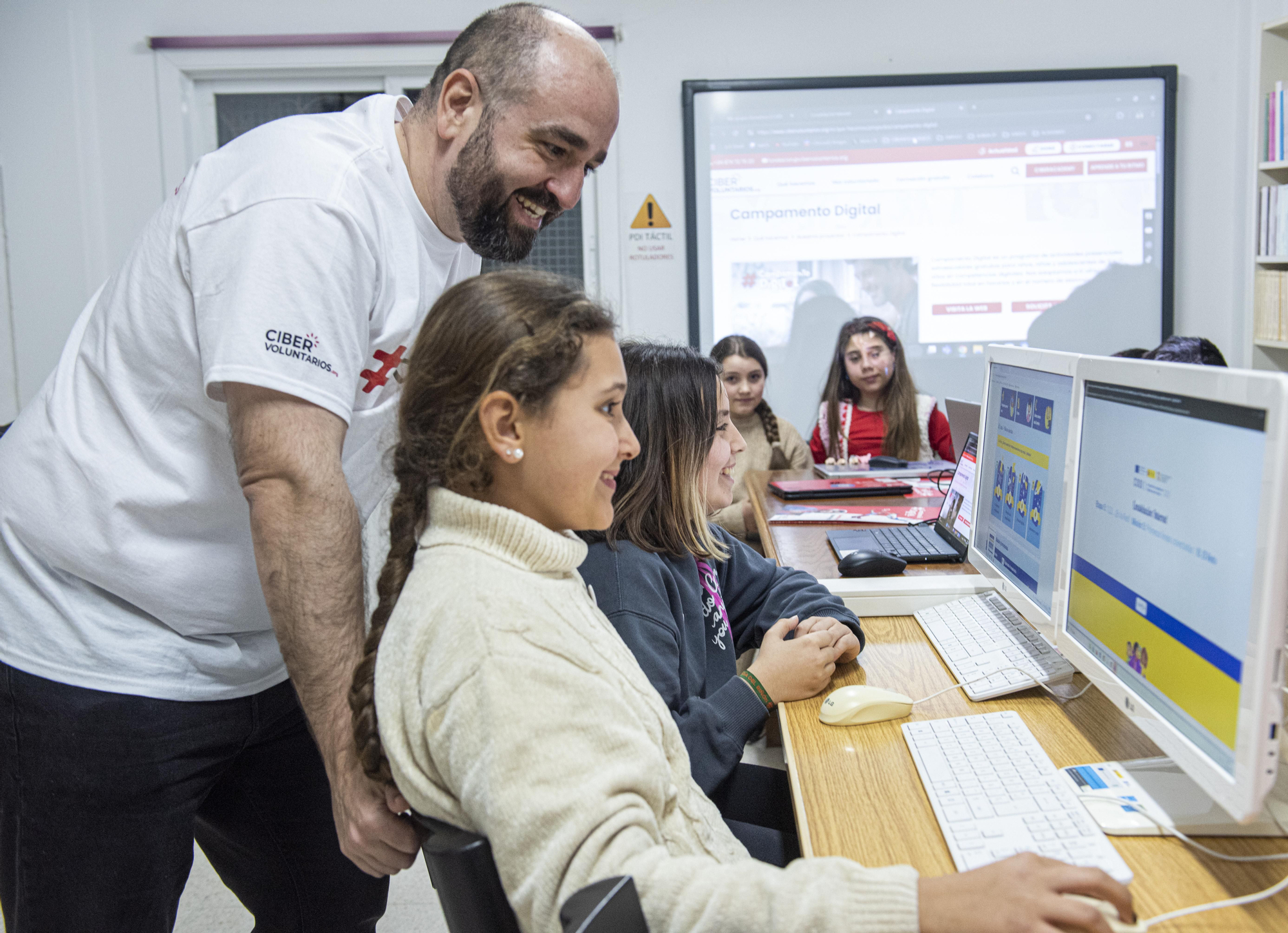 Educador impartiendo clase en Campamento Digital