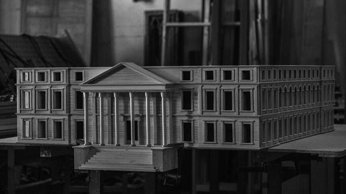 Una intervención artística pone la democracia "a hombros de la ciudadanía" con una procesión frente al Congreso