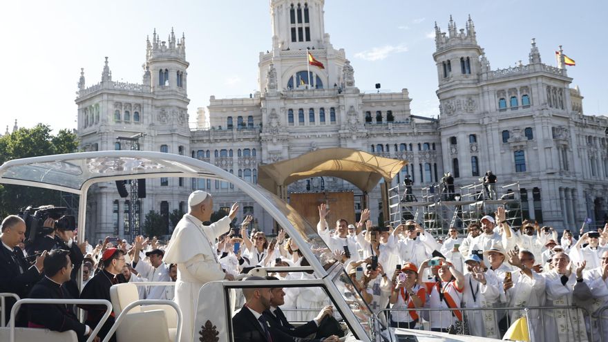 El papa León XIV saluda desde el papa móvil a su llegada a la plaza Cibeles para oficiar la misa del Corpus Christi, este domingo, en Madrid.