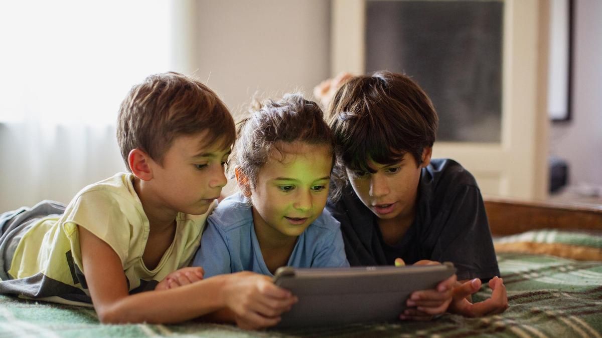 El verano de los "iPad kids": cuando los niños se quedan solos en casa y la única alternativa es la pantalla