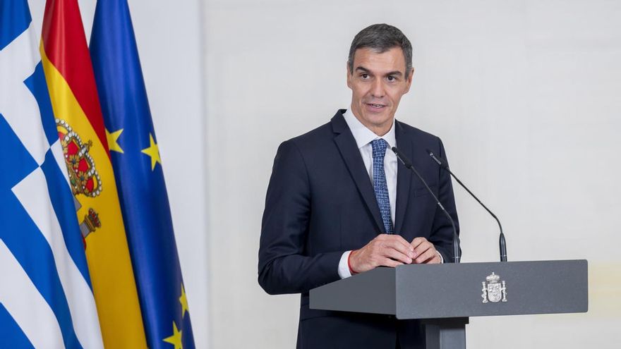 El presidente del Gobierno, Pedro Sánchez, ofrece una rueda de prensa junto al alcalde de la ciudad de Atenas, Haris Doukas, en el Palacio de la Moncloa, a 29 de septiembre de 2026
