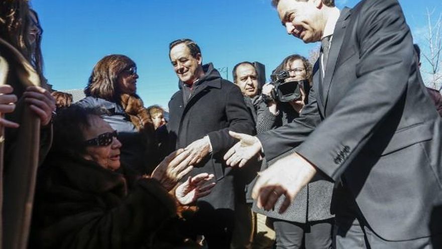 Carlos S. Campillo / ICAL El expresidente del Gobierno José Luis Rodríguez Zapatero saluda a la madre del exministro fallecido José Antonio Alonso