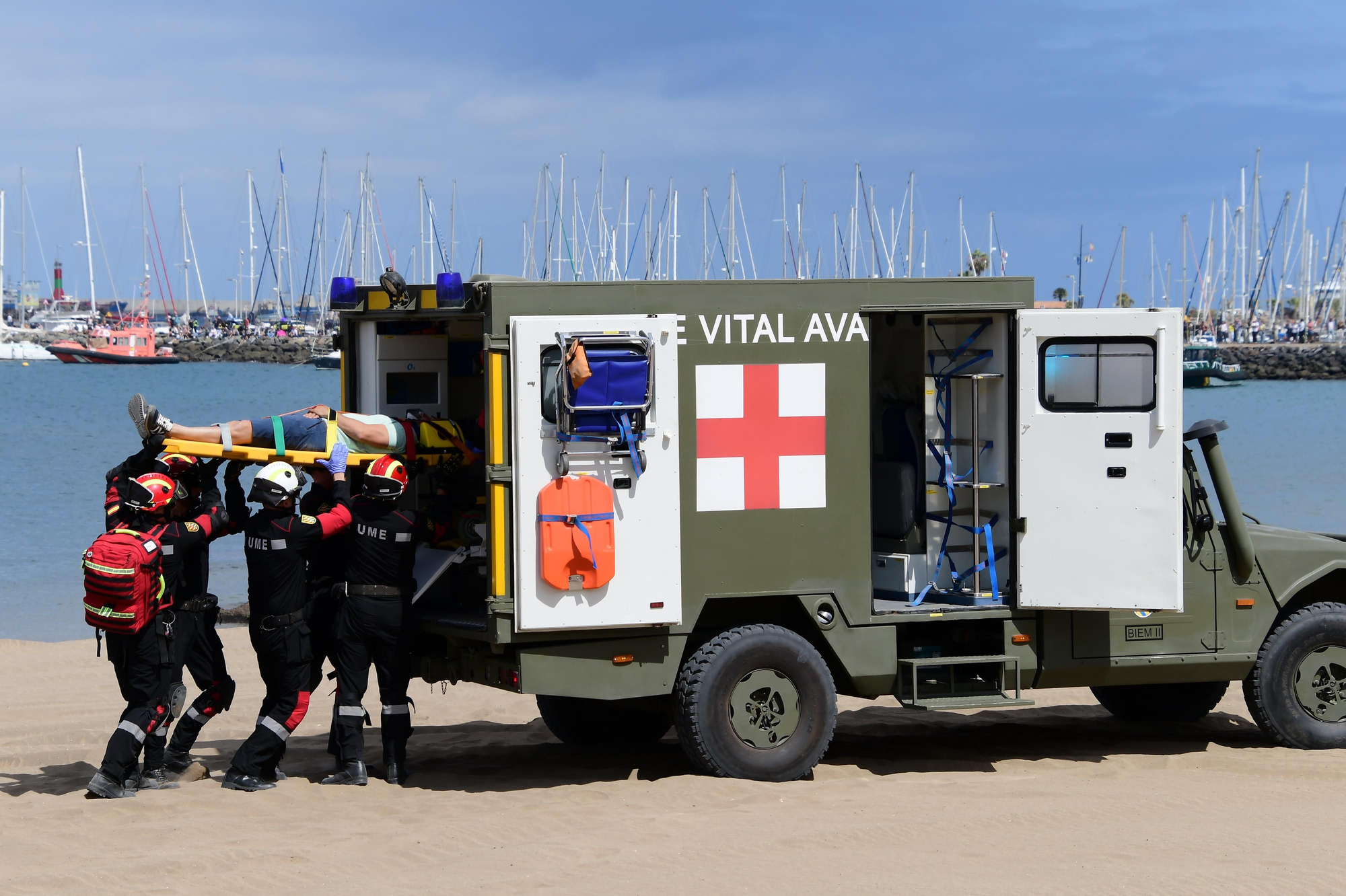 La UME ha llegado al arenal de la capital grancanaria en vehículos todoterreno con equipos cinológicos y de rescate, para después simular una búsqueda de personas sepultadas.