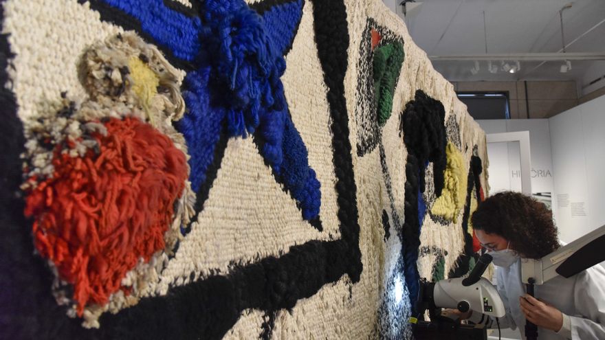 El proceso de restauración del tapís de Miró.
