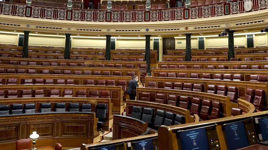 Vista archivo del hemiciclo tras un pleno del Congreso. EFE/Ballesteros