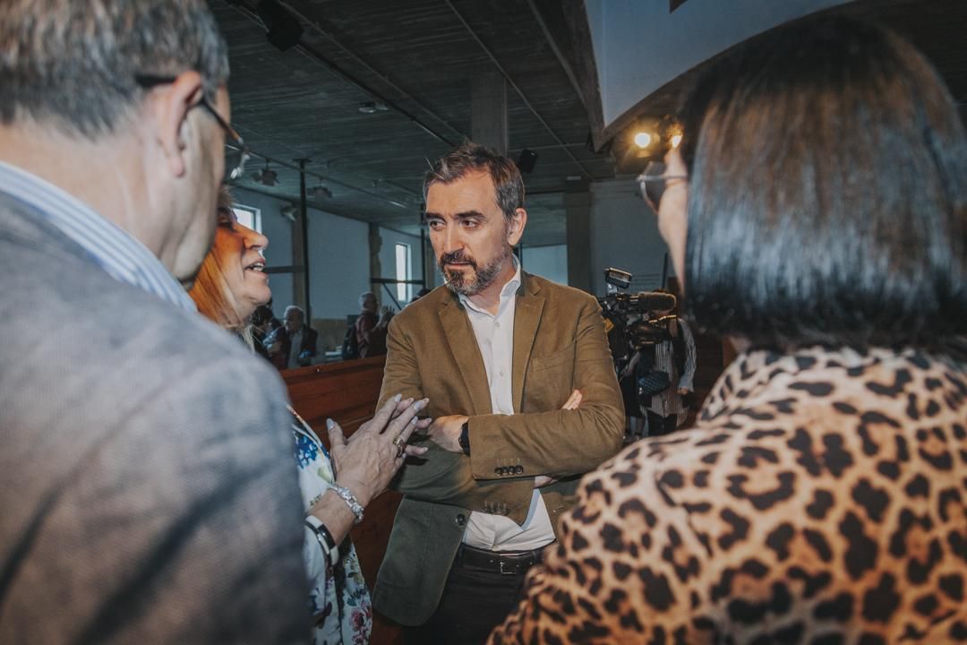 Ignacio Escolar conversando con los socios tras el encuentro
