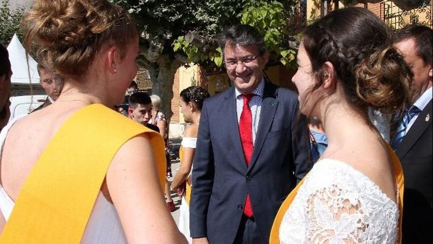El presidente de la Diputación de León, Juan Martínez Majo, inaugura la Feria del Pimiento de Fresno de la Vega. / Peio García / ICAL