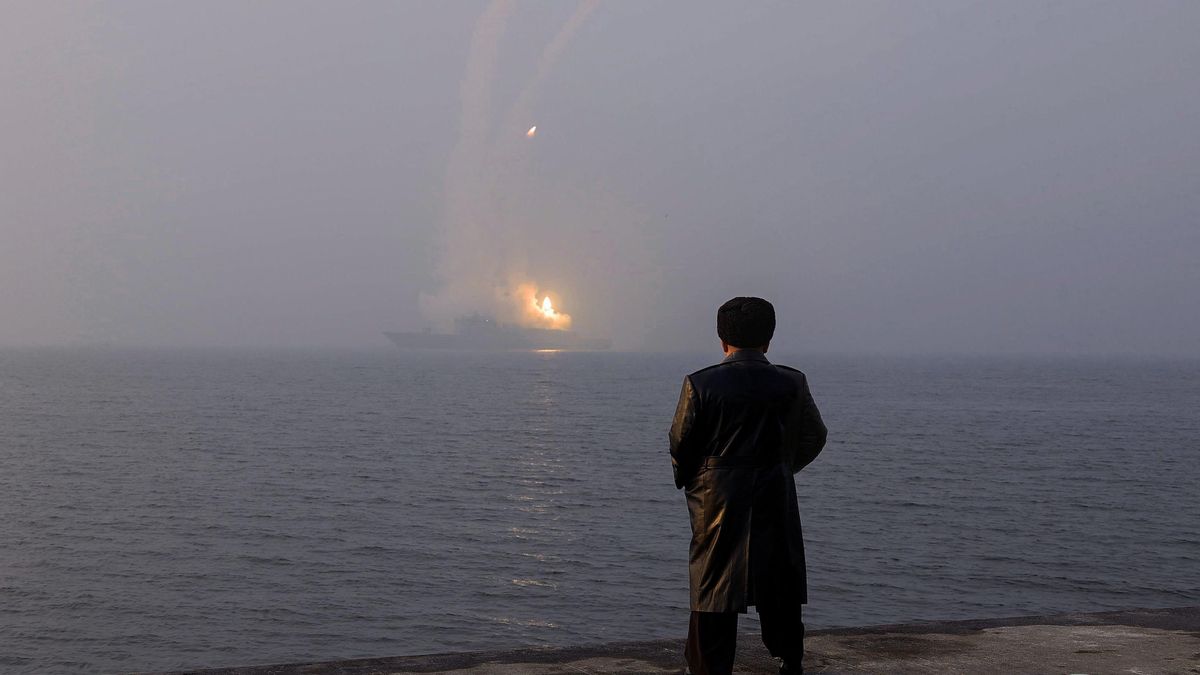 El líder norcoreano, Kim Jong-un observa las pruebas de un misil estratégico en un buque destructor en un punto indeterminado de Corea del NorteKim Jong-un inspecting a sea-to-surface strategic cruise missile test launch conducted on the destroyer Choe Hyon at an undisclosed location in North Korea.