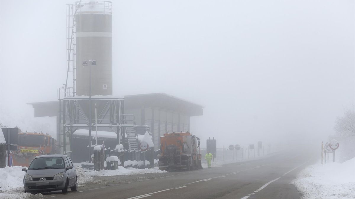 Imagen de archivo de una carretera con nieve a los lados.