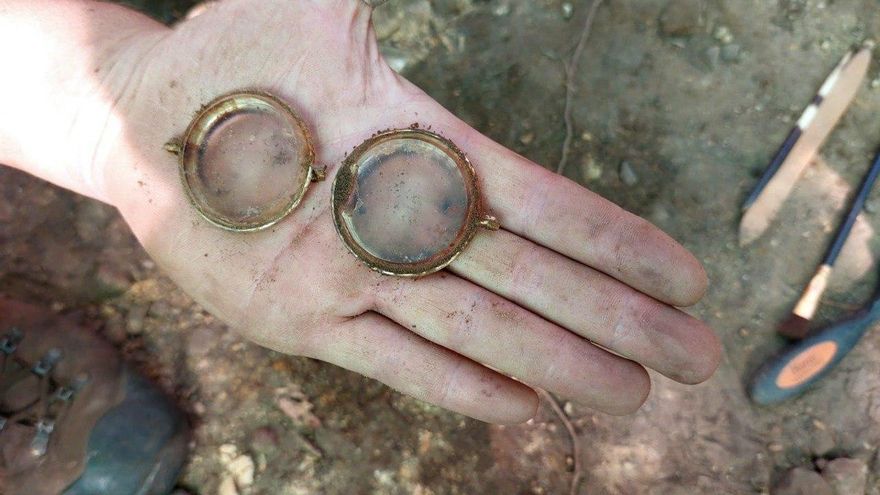Unas gafas encontradas en la fosa de Grau