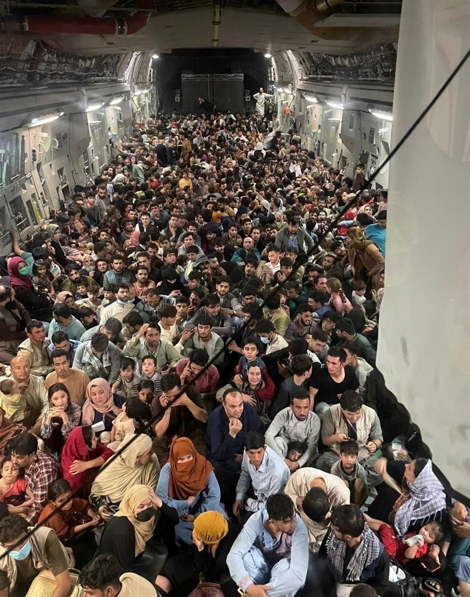 Foto de uno de los primeros aviones estadounidenses que salieron con afganos de Kabul y que iba con más de 600 personas a bordo