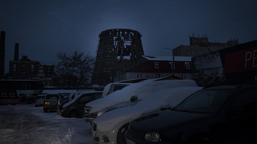 La chimenea de la planta de Darnitsca o TEC 4 de Kiev, destruida por bombardeos rusos
durante las últimas semanas