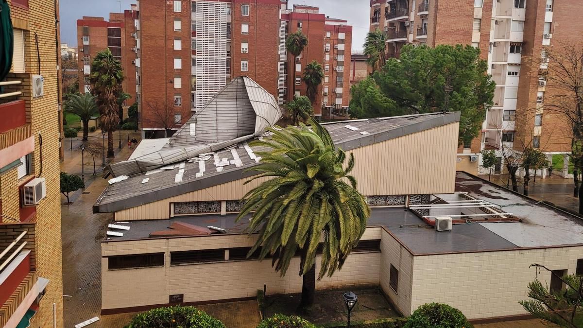 El tejado de la iglesia Virgen del Camino, desprendido con el viento.