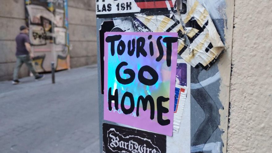 Almeida rechaza prohibir las licencias de pisos turísticos en Madrid, como ha anunciado Barcelona