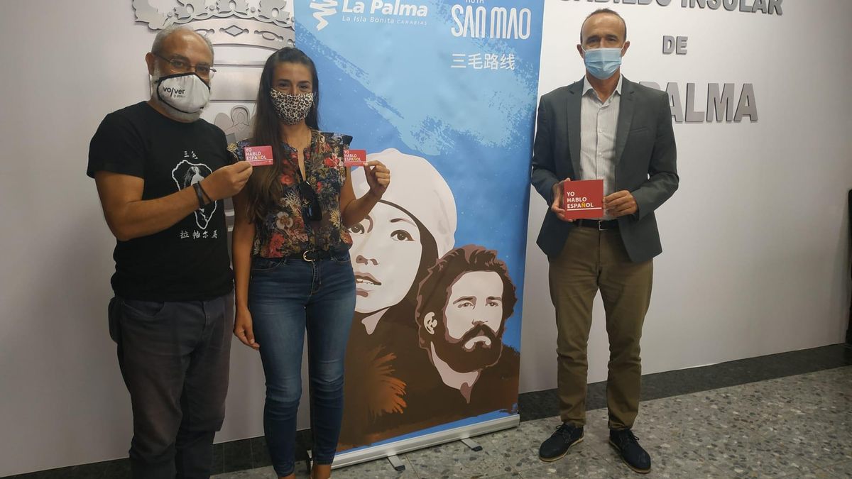 Raúl Camacho con personal de la Consejería de Turismo.