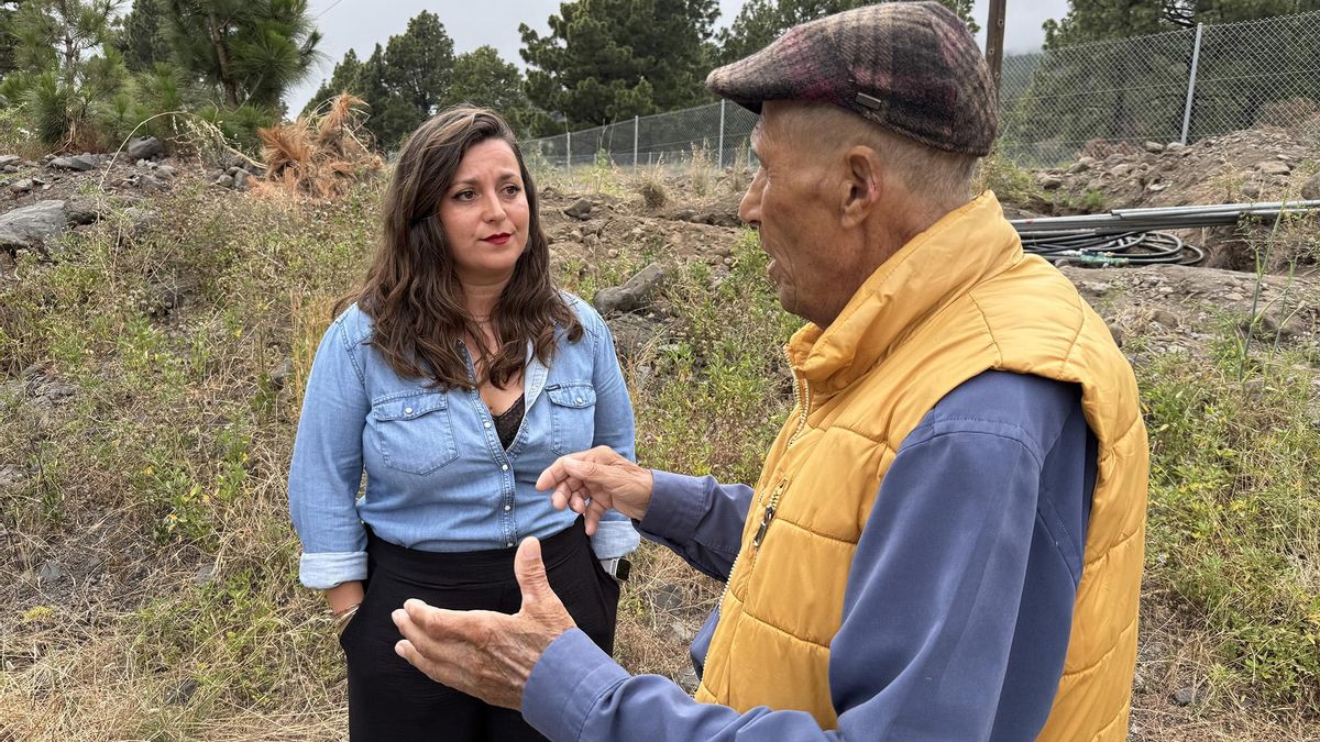 Sara Hernández, portavoz de Drago Canarias en La Palma, en una reunión reciente con un vecino de El Paso