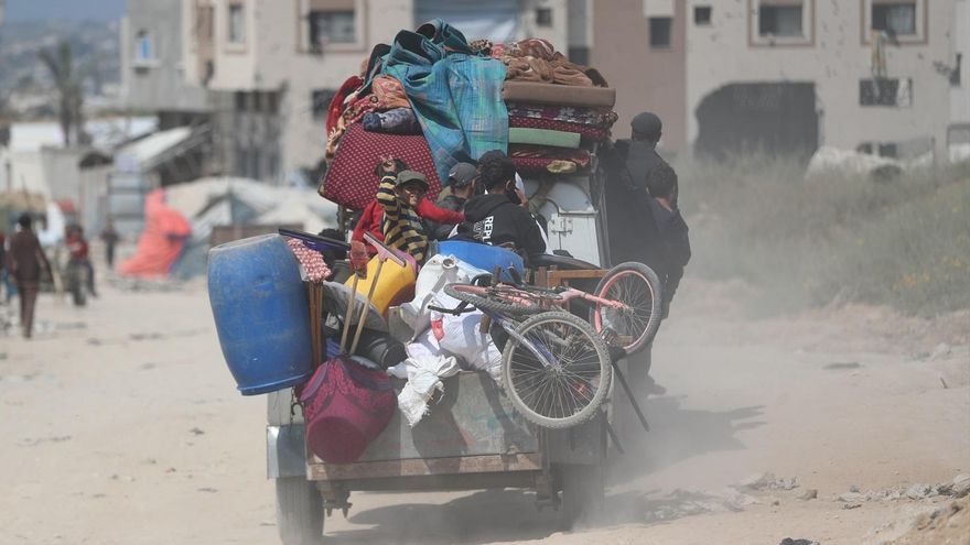 Palestinos obligados a marcharse del norte de Gaza con algunas de sus pertenencias, el 18 de marzo de 2025.