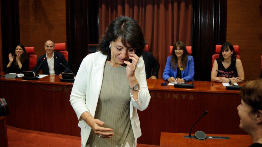 La nueva presidenta del Parlament, Anna Erra, en una reunión con su grupo de Junts