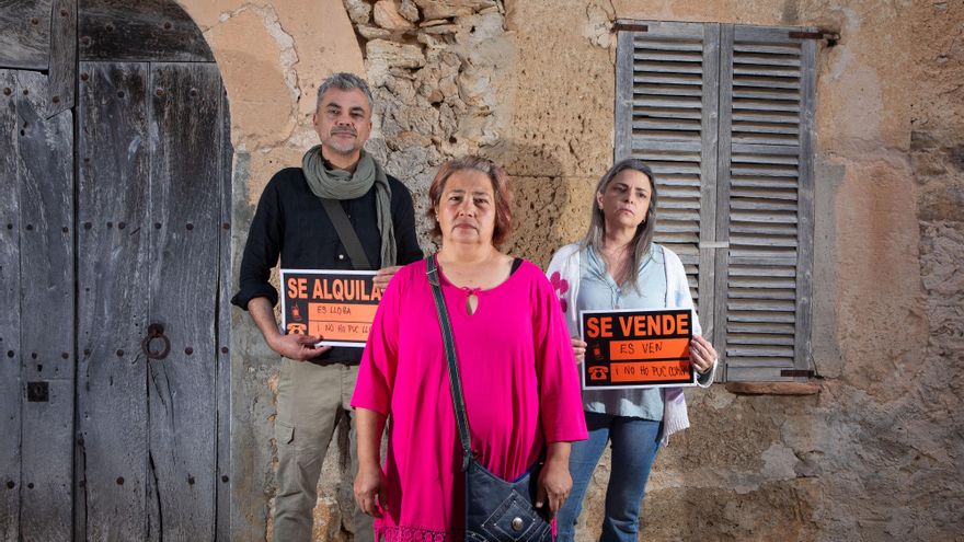 Los vecinos de este pequeño pueblo se rebelan contra los precios de la vivienda: "Sólo puedes comprar casas ilegales"