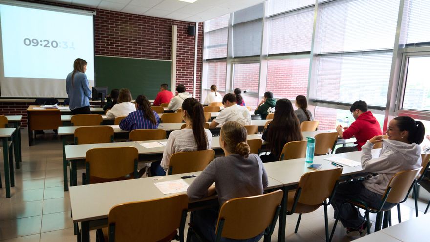 Alumnos de Segundo de Bachillerato durante la primera jornada de la Prueba de Acceso a la Universidad (PAU) en la Universidad de Cantabria