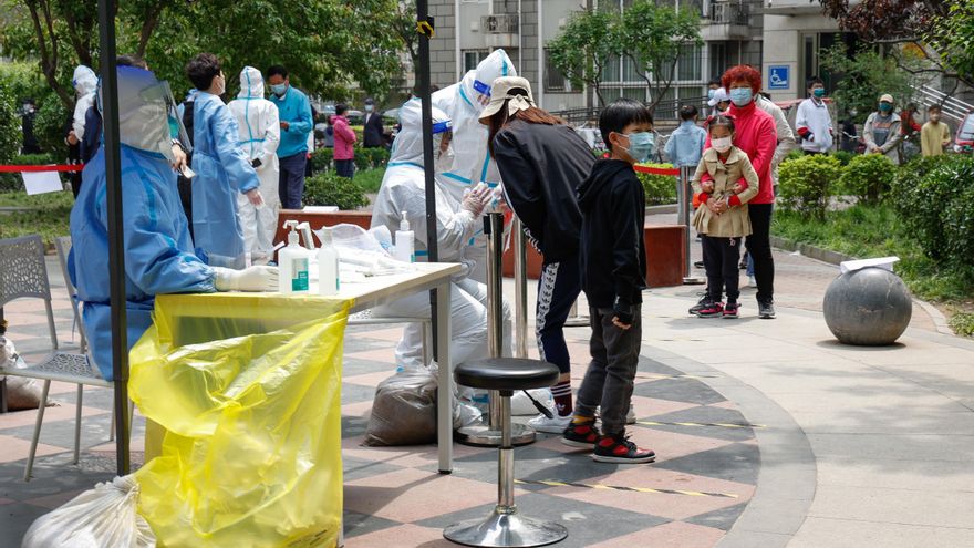 Controles sanitarios en Shanghái. 