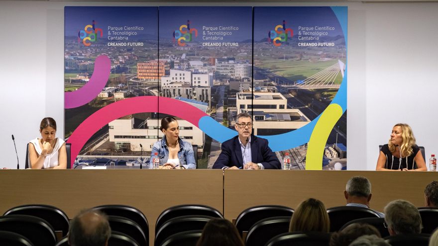 El consejero de Turismo, Luis Martínez Abad, se reúne con alcaldes, concejales y técnicos de los ayuntamientos para abordar el decreto de viviendas turísticas