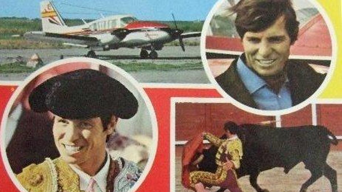 Una de las postales que repartía El Cordobés, con la imagen de su avión incluida.