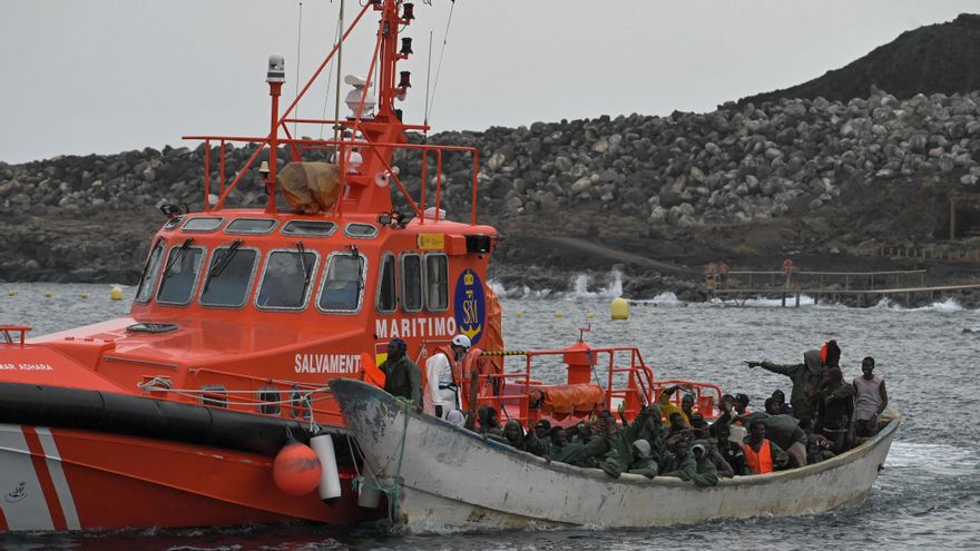 Salvamento Marítimo rescata a 190 personas de dos cayucos localizados cerca de El Hierro