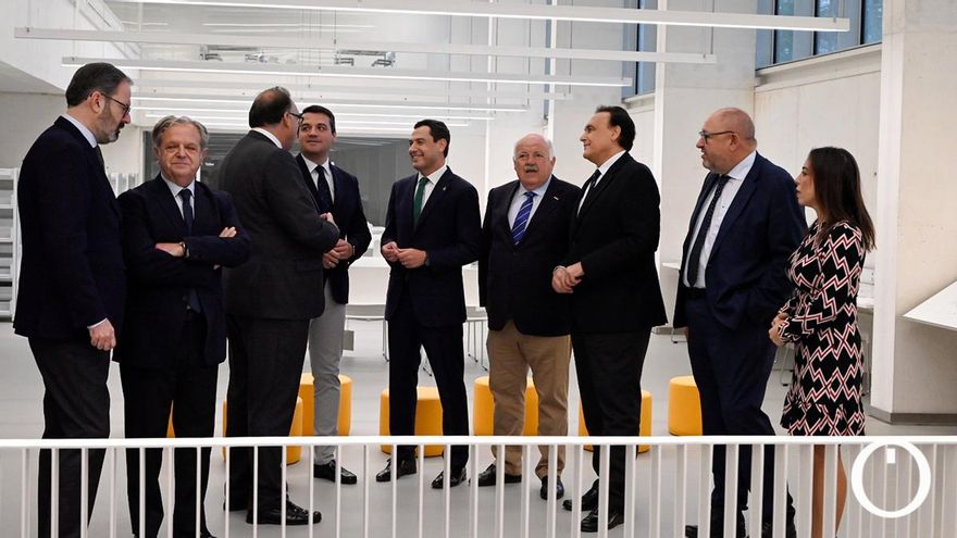 El presidente de la Junta de Andalucía participa en la colocación de los primeros fondos bibliográficos de la Biblioteca Grupo Cántico