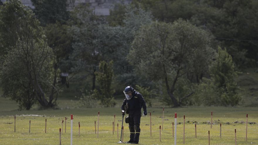 Un miembro de un equipo especializado busca minas terrestres y otros materiales cerca de Kiev, en Ucrania en mayo de 2022.