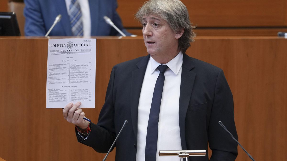 El portavoz del Grupo Parlamentario Socialista, Carlos Martínez, durante su intervención en el pleno de las Cortes este miércoles en Valladolid.