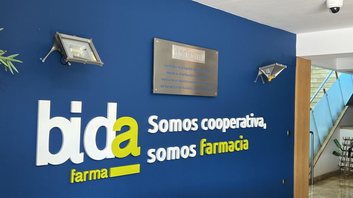 El lema de Bidafarma inscrito en la recepción de su almacén en Sevilla